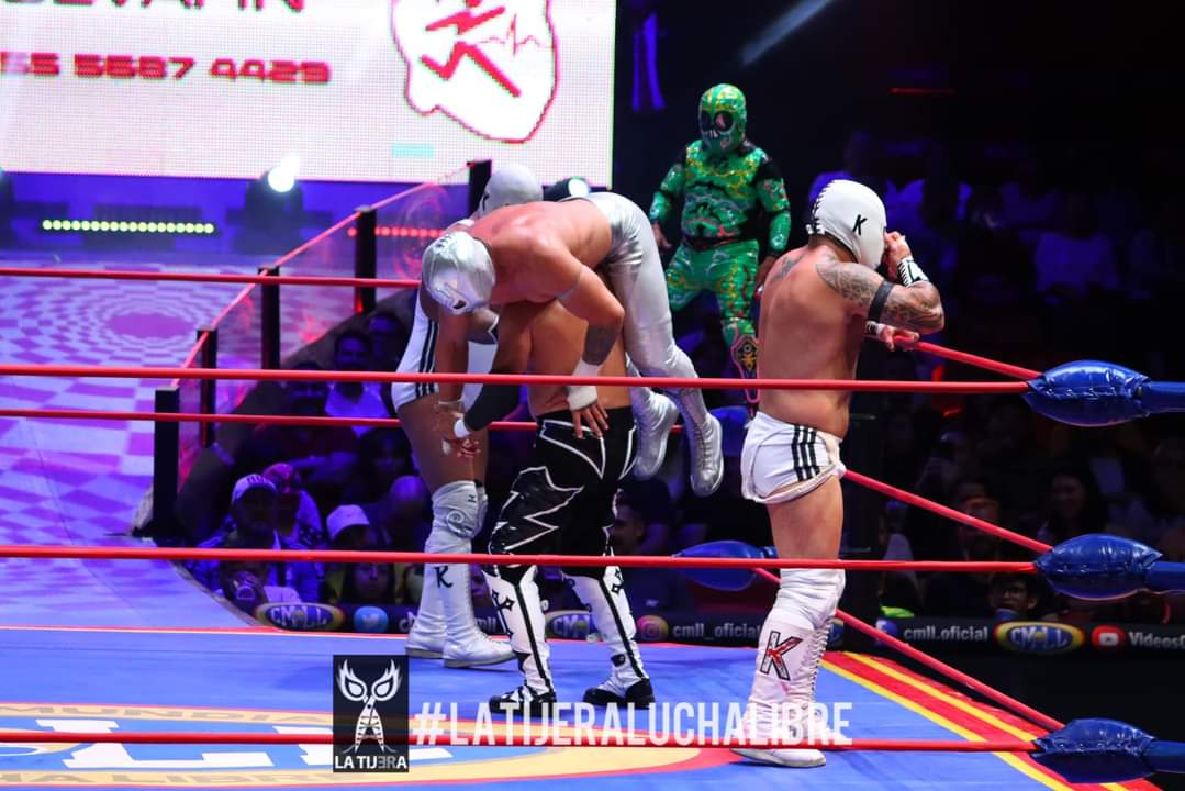 LaTijeraLucha's tweet photo. Los #FisicoculturistasDelRing se llevan la segunda lucha #MartesDeArenaMexico ante #LaOlaInquisidora;a pesar de los golpes y rudeza de #Inquisidor #HermanoKaronteI y #HermanoKaronteII,la experiencia y versatilidad de #OroJr, #Astral y #Diamond fue superior...
#latijeraluchalibre https://t.co/mZFhds988g