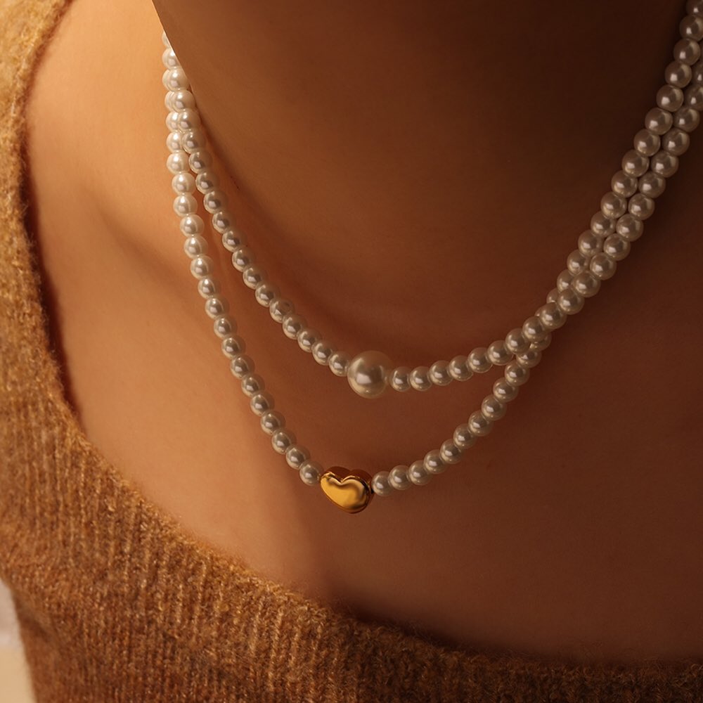 The pearl necklace and the classic small black skirt are the perfect match💕
.
.
.
.
.
.

 #goldjewelry #waterproofjewelry #winter #winterjewelry #everydayjewelry #jewelryinspo #jewelryideas #rings #necklaces