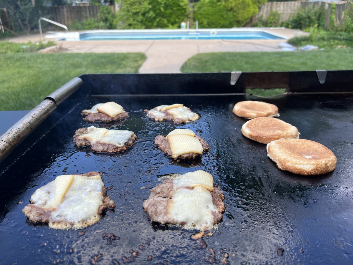 backyardgriddle's tweet photo. Quick meal tonight, ground pork smash burgers, topped with smoked cheddar and grilled onions. Easy meal on the blackstone #backyardgriddle https://t.co/ovCix6OyAy