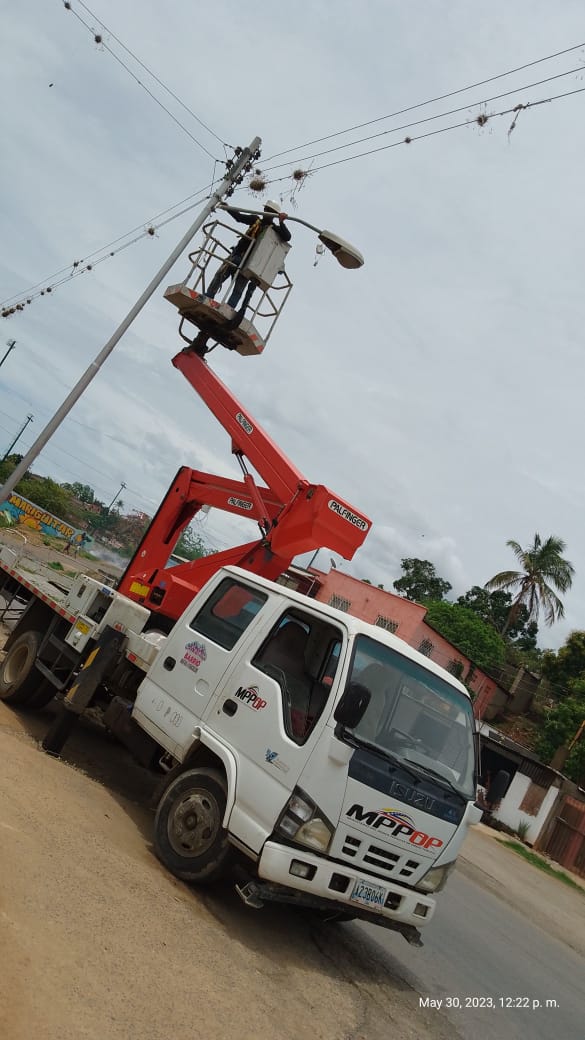 En el Marco del Plan Marigüitar se ilumina, realizamos la colocación de lámparas LED. En el sector Las Palomas del Mcpio Bolívar, beneficiando a 126 familias.
#RenacimientoDelSur