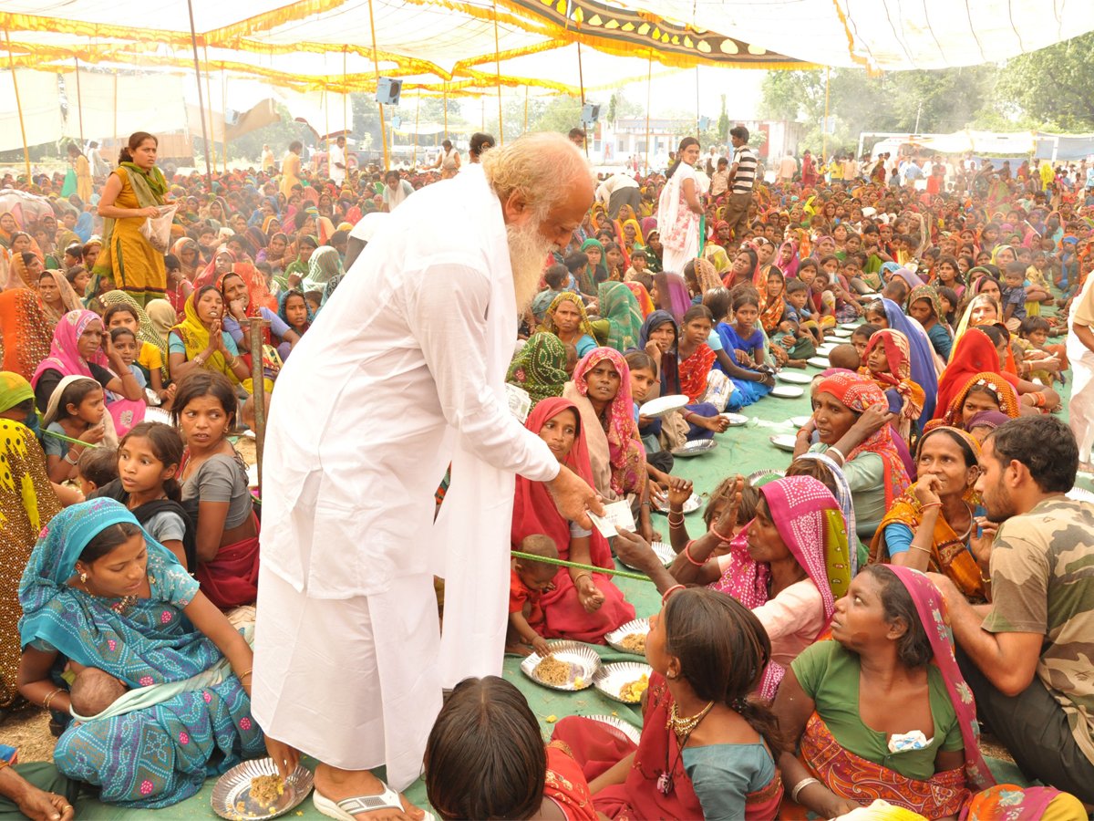 AgraAshram's tweet photo. Anekon Prakalp were started in #55YearsOfSewa by Pujya Sant Shri Asharamji Bapu 👇
➡️Essential items are distributed during Diwali as part of Nar Sewa Narayan Sewa in tribal areas.
➡️Mobile dispensaries for rural people
➡️Parents Worship Day
➡️Tulasi Pujan Day
and many more... https://t.co/JZOmARO2Ho