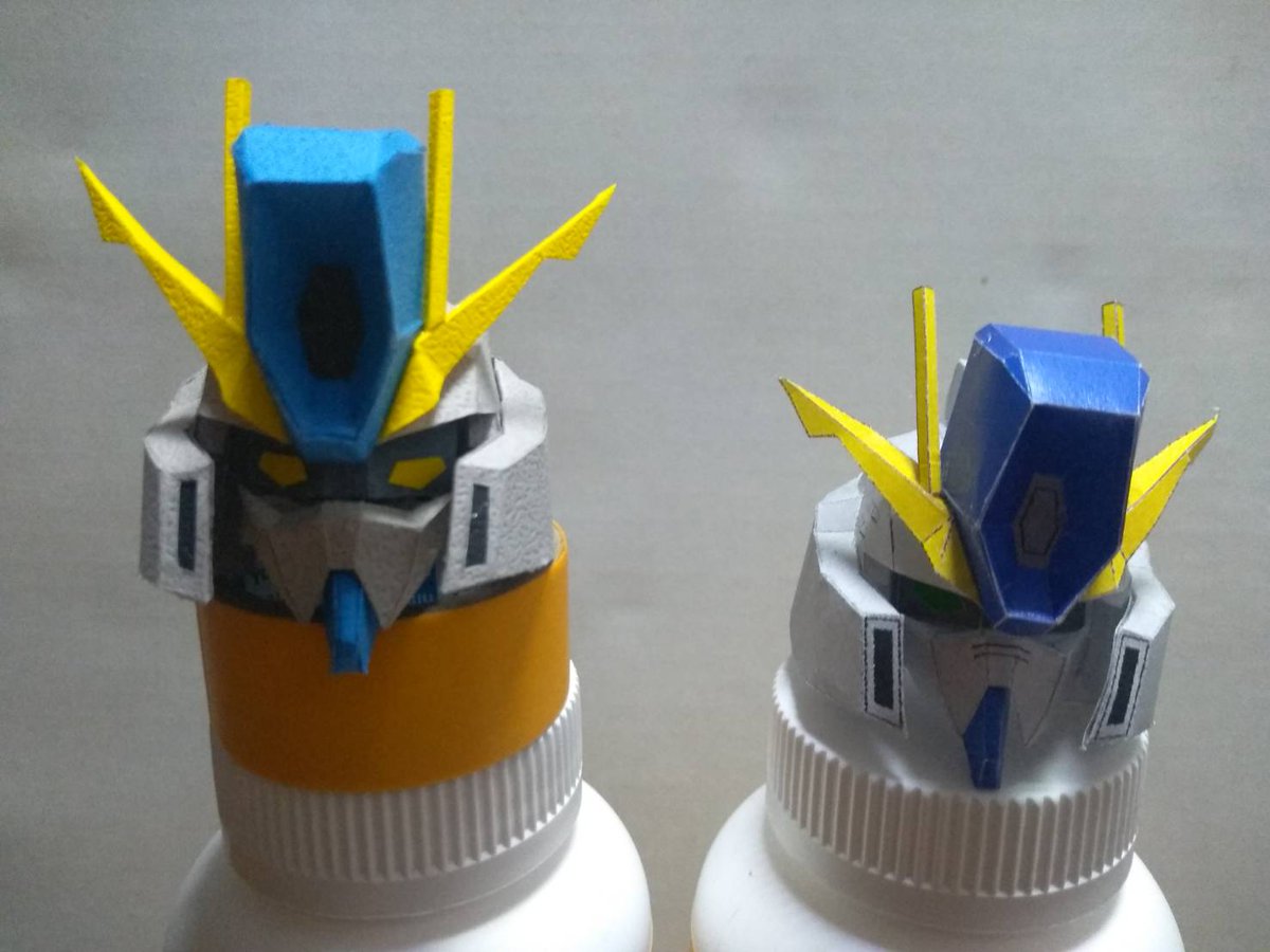 とよっぺ(<a href="/toyoppe/">とよっぺ</a>)さんのSD FAZZを。半年前にもカラー印刷で一体作ったが、作り間違いところがいっぱいで、中止しっました。今回は切り線と折り線ナシ、色紙でもう一度挑戦します。頭は完成、前作と並べて見たと、全然ダメだ！作り直すはもうゴメンだ、このままで作り続けます。