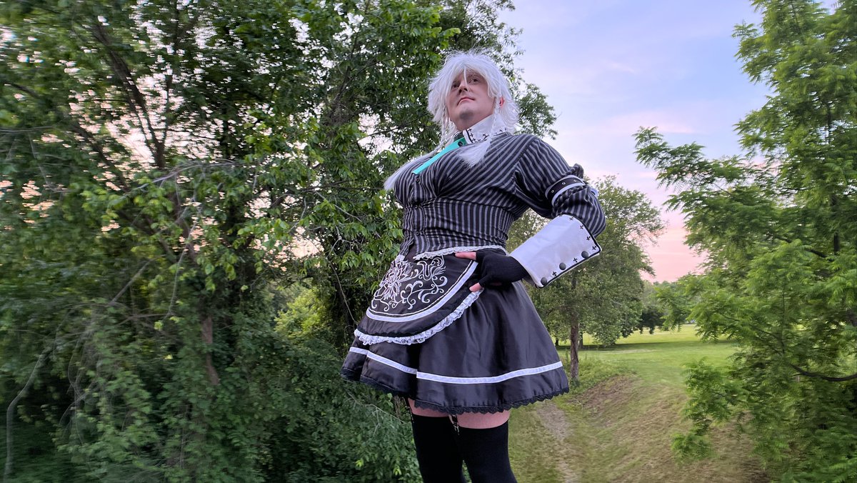 This DIO pose may not work the best with a puffy skirt… anyway filmed #SakuyaIzayoi from #TouhouProject earlier today!

#Touhou #SakuyaCosplay #SaluyaIzayoiCosplay #TouhouCosplay #TouhouProjectCosplay #crossplay #BulletHell