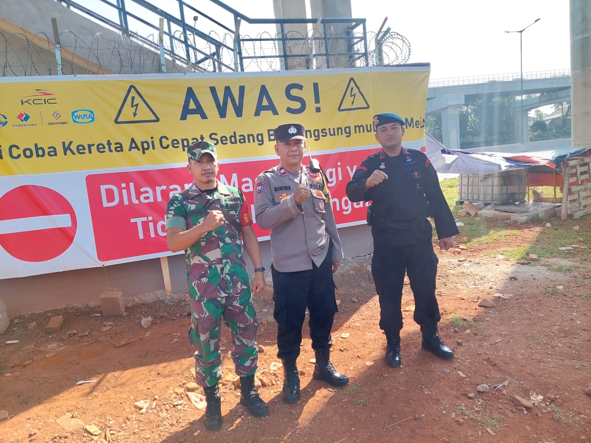 Bhabinkamtibmas AIPTU MINTRA Kel.Jatirahayu bergabung dengan personil pengamanan yang lain melaksanakan pengamanan kereta cepat Indonesia China yang berlokasi di dalam tol titik DK 7 Kelurahan Jatibening kecamatan Pondok Gede sementara situasi masih dalam keadaan aman terkendali.