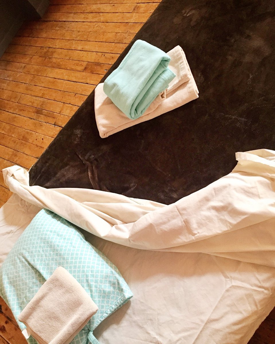 EternalWomenInc's tweet image. The spa is my happy place. 🧖🏽‍♀️There’s something about a freshly made, welcoming spa bed that makes me feel some type of way. 
•
•
•
•
•
•
•
•
•
•
#spa #spabed #thespa #selfcare