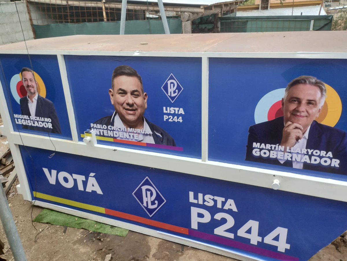 DanteLeguizamon's tweet photo. El lunes en un acto #Baldassi no consiguió foto con @MartinLlaryora. Entre las encuestras y las acusaciones de corrupción, #Llaryora decidió despegarse de #Baldassi y mostrarse con #ChichiMurúa el candidato que ahora tiene derecho a usar la imagen de #Martín
@Hacemosuxcba
(sigue) https://t.co/PlC14UeCC8