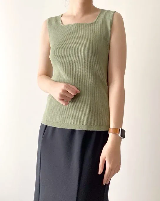 【GU】全色そろえたくなる可愛さ!1490円の「高見えトップス」体のラインがきれいに見える名品です!   GUの「ニットタンクトップ」が1490円とは思えない!高見えするデザインが魅力なんです。シンプルなので着回し力が高く、夏に活躍してくれますよ。