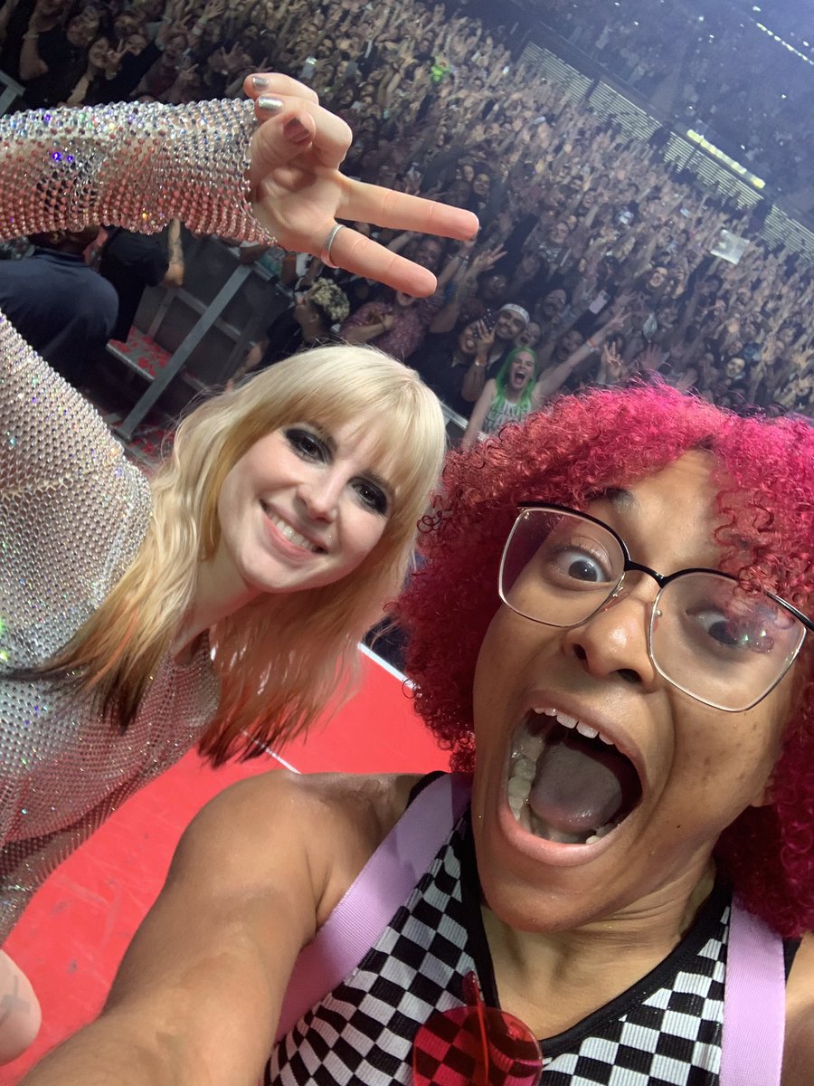 jihyyo0's tweet photo. GUYSSSSSSSS MY BEST FRIEND AND HAYLEY WILLIAMS . https://t.co/ke2SxBWChv