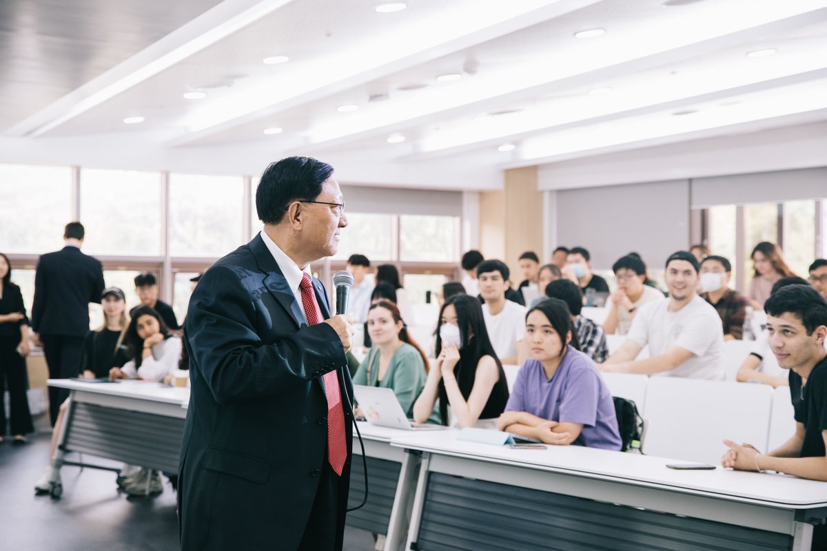 SolBridge's tweet photo. 𝐋𝐞𝐚𝐫𝐧𝐢𝐧𝐠 𝐟𝐫𝐨𝐦 𝐄𝐱𝐩𝐞𝐫𝐭𝐬!
Yesterday, SolBridge students and professors were delighted to host Dr. Shuming Zhao, Honorary Dean of Nanjing University Business School and Dean of Xingzhi Academy of Nanjing University. https://t.co/U2WsY6EtZi