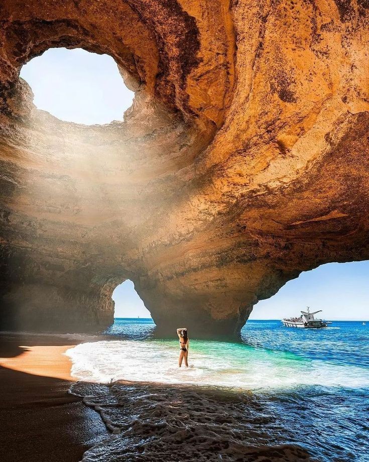 liviannavarro's tweet photo. La Cueva de Benagil en la costa de Algarve, está considerada como uno de los lugares más espectaculares de Portugal. La oportunidad de bañarte en una playa “cubierta” y escondida  le da una magia especial al lugar.
#amazing #nature #beaitiful https://t.co/elm6vON0H1