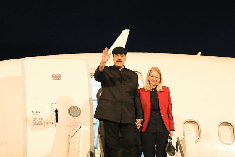 OnePaul87's tweet photo. 🇧🇷🛫⏰🇻🇪🚩— Membros da comitiva de Maduro recomendaram que o ditador venezuelano voltasse à Venezuela esta noite; O retorno de Nicolás Maduro à Venezuela estava marcado para a tarde do dia seguinte

O pedido ocorreu após a Câmara aprovar um pedido de investigação, extradição e possível prisão do líder venezuelano no caso envolvendo tráfico internacional de drogas. Os conselheiros querem que ele volte ao país de sua jurisdição para não causar problemas diplomáticos.

Recentemente, quase aconteceu o mesmo na Argentina, o que acabou impedindo-a de ir ao encontro de países latinos (CELAC).