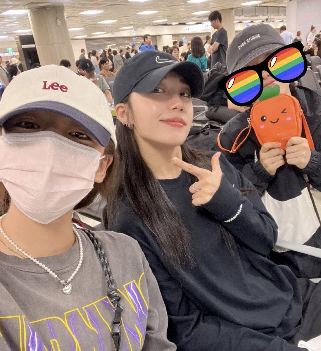 panda19april's tweet photo. Hmm.. I see you, Miss Jeong Eunji-ssi. Eunji &amp; Kang Jigoo STYLE are the same here. The Cap, piercing, clothing style😍♥️

#에이핑크 #Apink #Meong #JeongEunji #JungEunJi
#정은지 #은지 #EUNJI #panda #KangJiGoo #Wldn2 https://t.co/SJSUzEDcTa