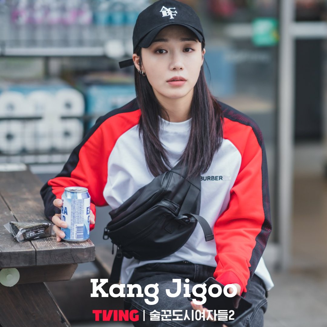 panda19april's tweet photo. Hmm.. I see you, Miss Jeong Eunji-ssi. Eunji &amp; Kang Jigoo STYLE are the same here. The Cap, piercing, clothing style😍♥️

#에이핑크 #Apink #Meong #JeongEunji #JungEunJi
#정은지 #은지 #EUNJI #panda #KangJiGoo #Wldn2 https://t.co/SJSUzEDcTa