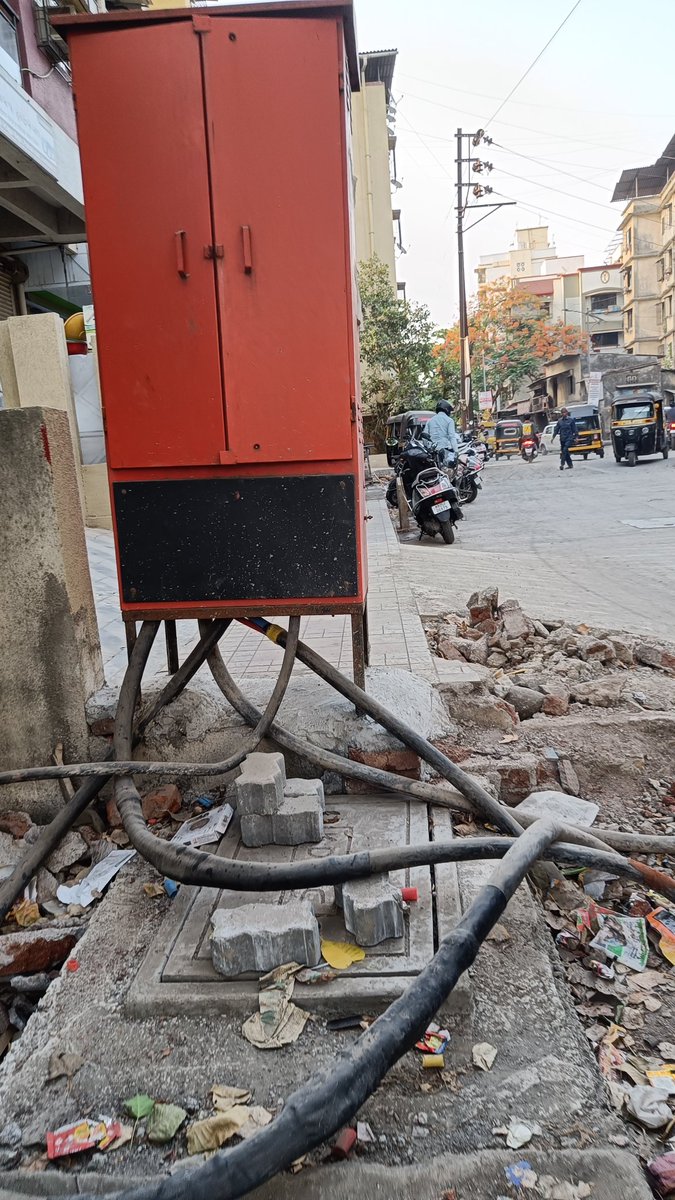 Utility infrastructure mounted on narrow footpaths is a common sight across MMR. It's unacceptable that pedestrians are forced to walk on streets because of
encroachments by govt agencies.
Safe walking space is more important than saving 1 parking space
 #WalkingProject