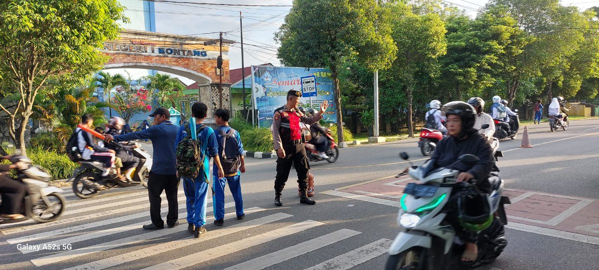 Satsamaptaresb's tweet photo. Kanit Pam Obvit Sat Samapta Polres Bontang IPDA SUYUD Dan Anggota Lain nya Melaksanakan Strong Point Di Depan SMPN 1 Bontang
#Poldakaltim
#kamihumaspolri
#ProgramPrioritasKapolri
#polripresisi
#kapolresbontang
#polresbontang
#satsamaptapolresbontang https://t.co/K9yimOi0iC