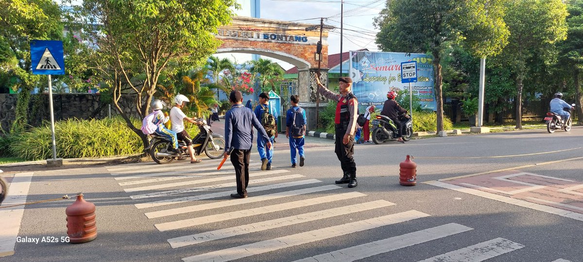 Satsamaptaresb's tweet photo. Kanit Pam Obvit Sat Samapta Polres Bontang IPDA SUYUD Dan Anggota Lain nya Melaksanakan Strong Point Di Depan SMPN 1 Bontang
#Poldakaltim
#kamihumaspolri
#ProgramPrioritasKapolri
#polripresisi
#kapolresbontang
#polresbontang
#satsamaptapolresbontang https://t.co/K9yimOi0iC