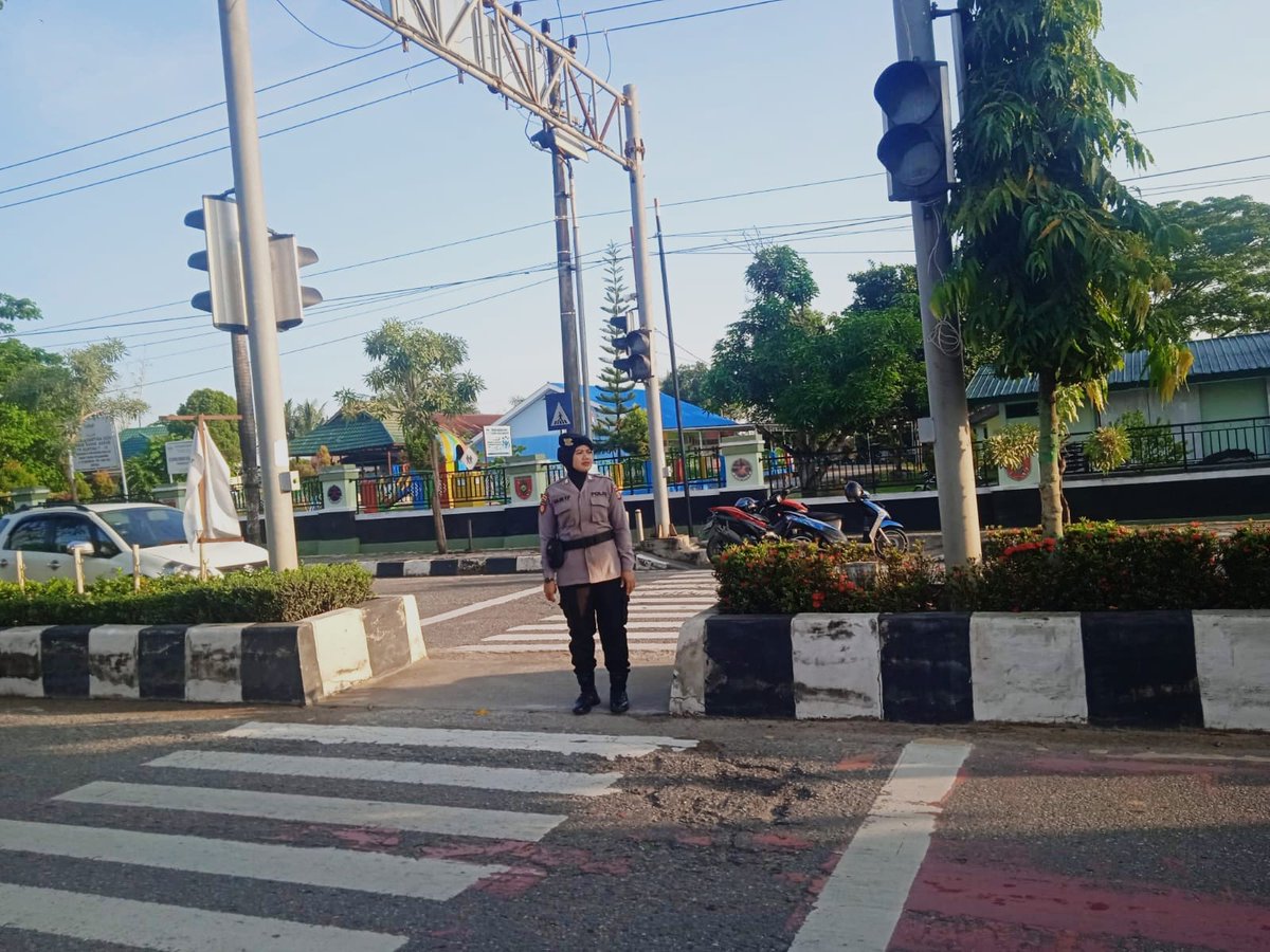 Satsamaptaresb's tweet photo. Anggota Sat Samapta Polres Bontang BRIPKA LULUK F Dan Anggota Lain nya Melaksanakan Strong Point Di Depan SDN 002 / BU Bontang
#Poldakaltim
#kamihumaspolri
#ProgramPrioritasKapolri
#polripresisi
#kapolresbontang
#polresbontang
#satsamaptapolresbontang https://t.co/4Bn8mHACEa