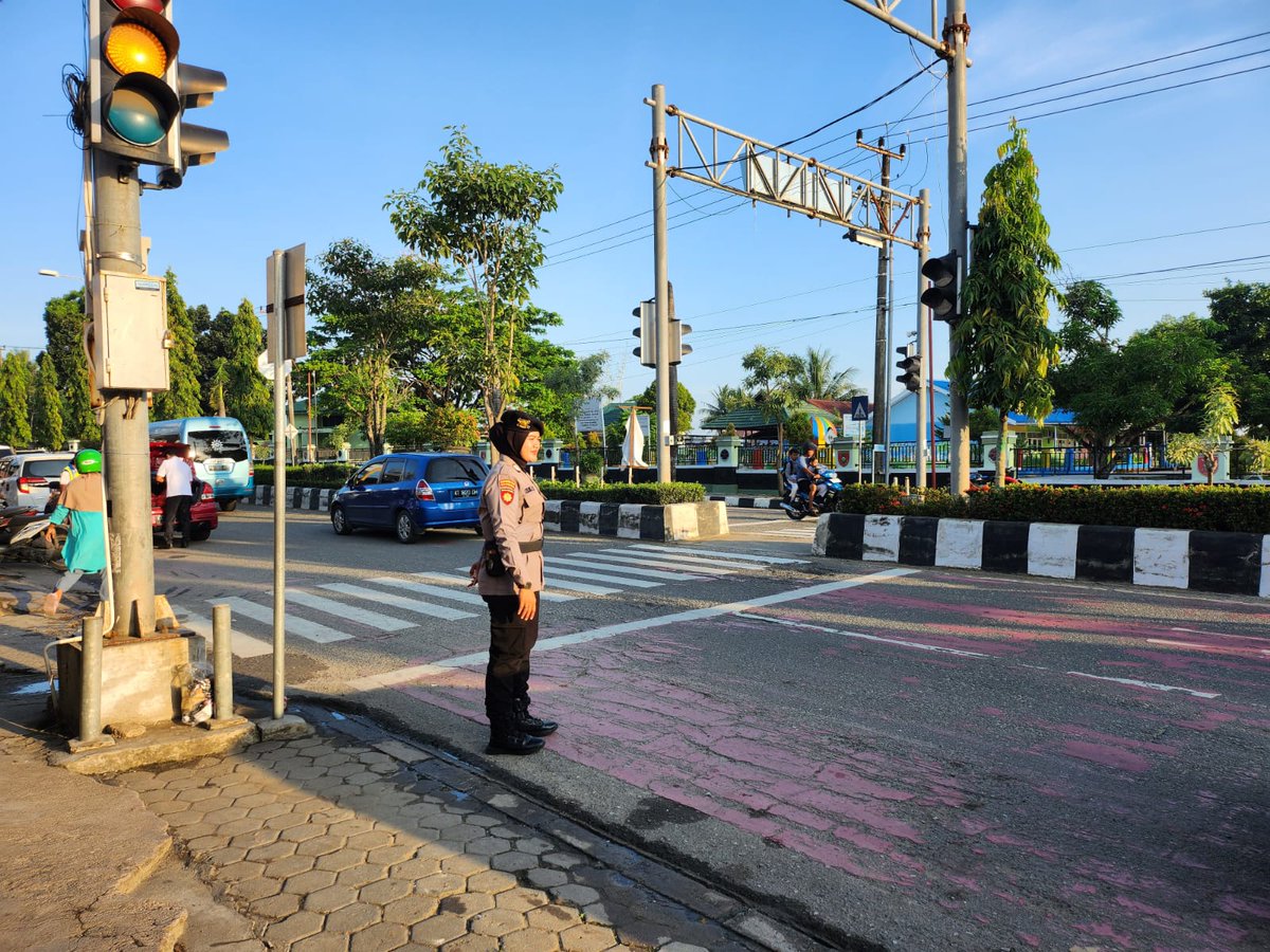 Satsamaptaresb's tweet photo. Anggota Sat Samapta Polres Bontang BRIPKA LULUK F Dan Anggota Lain nya Melaksanakan Strong Point Di Depan SDN 002 / BU Bontang
#Poldakaltim
#kamihumaspolri
#ProgramPrioritasKapolri
#polripresisi
#kapolresbontang
#polresbontang
#satsamaptapolresbontang https://t.co/4Bn8mHACEa