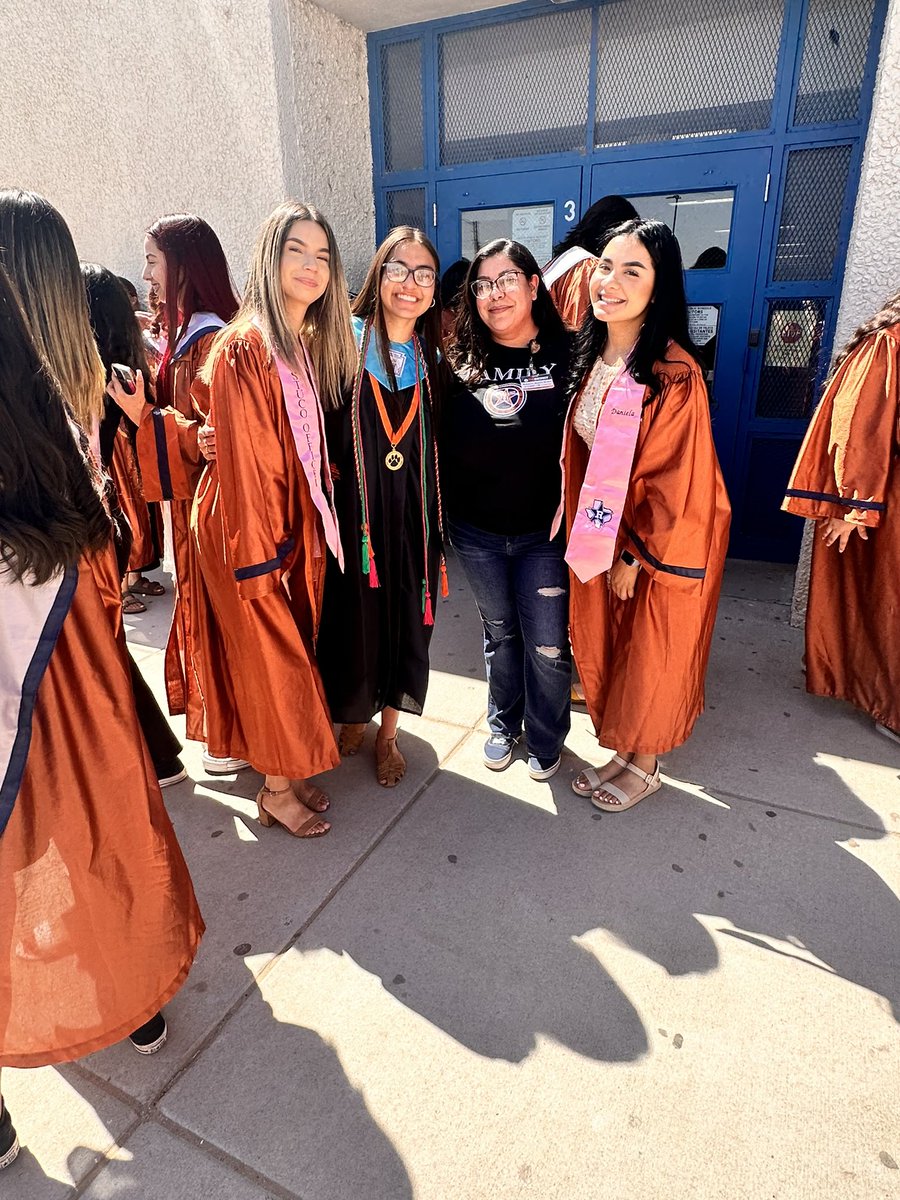 Memory walks with the “littles” at our #riverside4ever feeder pattern ⭐️🤠🧡Thank you for having us amidst the busy end of year schedule!