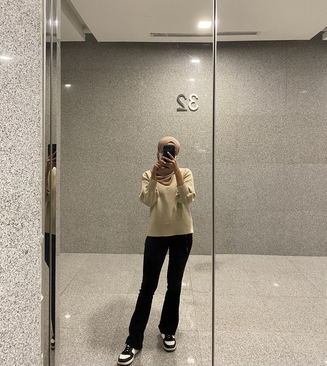 fkhrahanim's tweet photo. Okay nak share, lately ni I suka gila pakai boocut jeans/pants compared to skinny jeans. not sure its a fact or not, but pakai bootcut jeans/pants in my opinion selalu akan nampak tinggi 😆 cutting cantik pastuu harga below rm20 jeee 🫱🏻‍🫲🏼 https://t.co/7rpFotLAA5