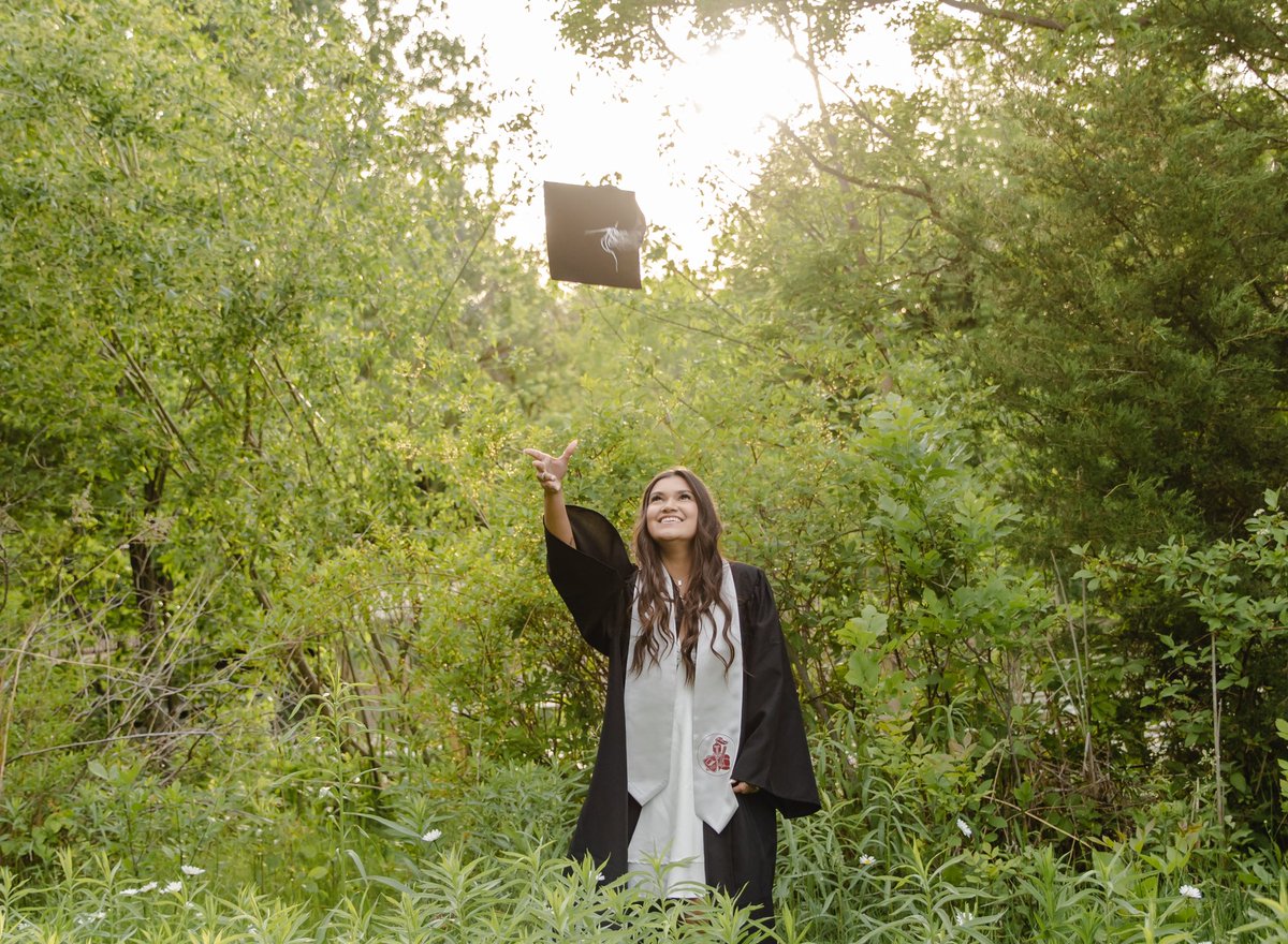 IamVictor_E's tweet photo. She did it! #Schoolisover
Also grad pics in Idaho be like… https://t.co/65wLKms5gh