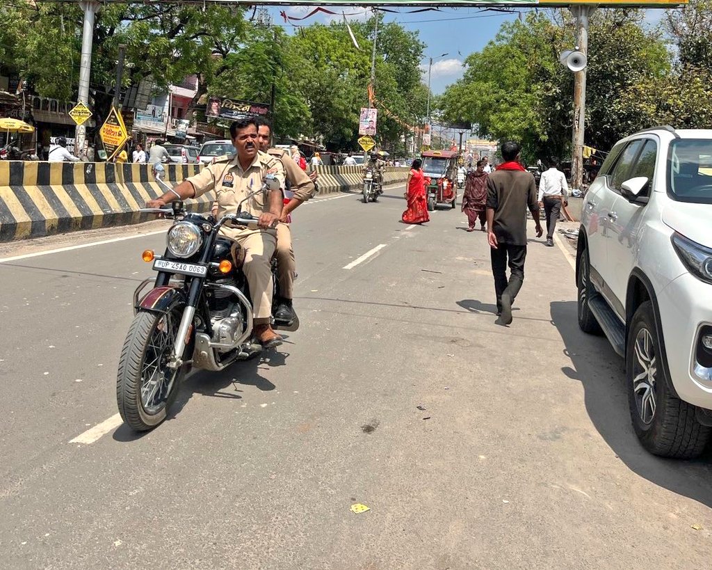 sachinkiyan's tweet photo. इनके लिए कोई नियम नही। उन्नाव के थाना मौरावां में तैनात किए गए अभी तक ये सिविल लाइन क्षेत्र में जुआ सट्टा को बढ़ावा दे रहे थे ये गरीबो पर ये दौड़ाकर अक्सर चालान करते दिखाई देते हैं।क्या इनके लिए छूट हैं उoनिo JP यादव कहते है इन्हें अक्सर चर्चाओ में बने रहते है ये @unnaopolice https://t.co/58HdVWdwjL