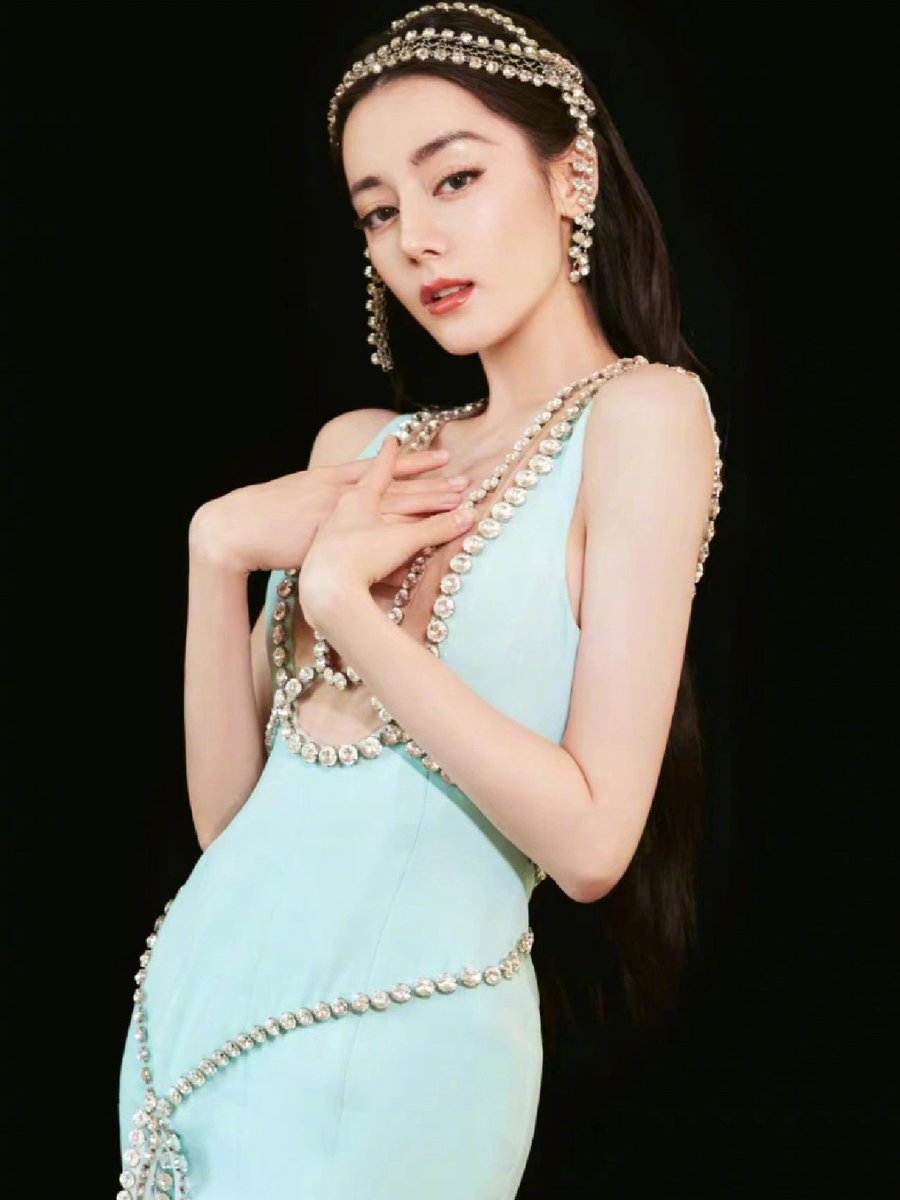 Sheebs82531759's tweet photo. Im happy Dilraba tried something New 💙✨️She looks like 👸Princess from DreamWorld  Coming Into the real world 💙✨️✨️👸 That would be great movie /Tvshow plot 😁❤️👸✨️#Dilraba https://t.co/IxLjJVrMYa