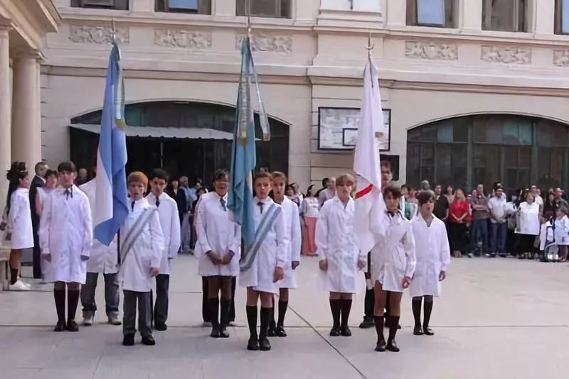 Argentine elementary school uniforms, do you like this style? #schooluniforms #education #Argentina #LatinAmerica #privateschool #smocks