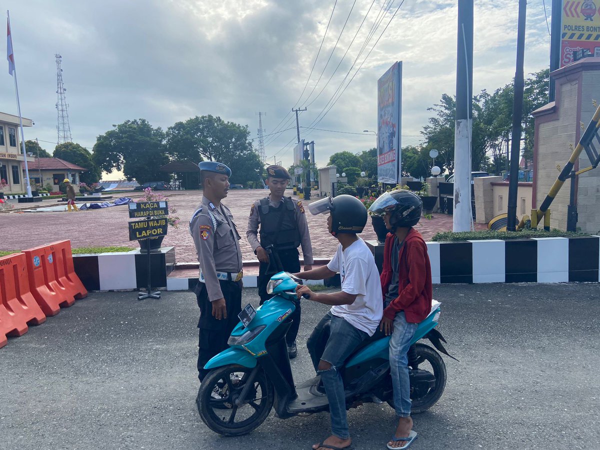 Satsamaptaresb's tweet photo. kegiatan Piket penjagaan Regu "C" melaksanakan sispam Mako Polres Bontang, dengan melakukan pemeriksaan Ranmor dan tamu personal yang keluar - masuk Mako Polres Bontang
#Poldakaltim
#ProgramPrioritasKapolri
#polripresisi
#kapolresbontang
#polresbontang
#satsamaptapolresbontang https://t.co/SGiEaK4Ax7