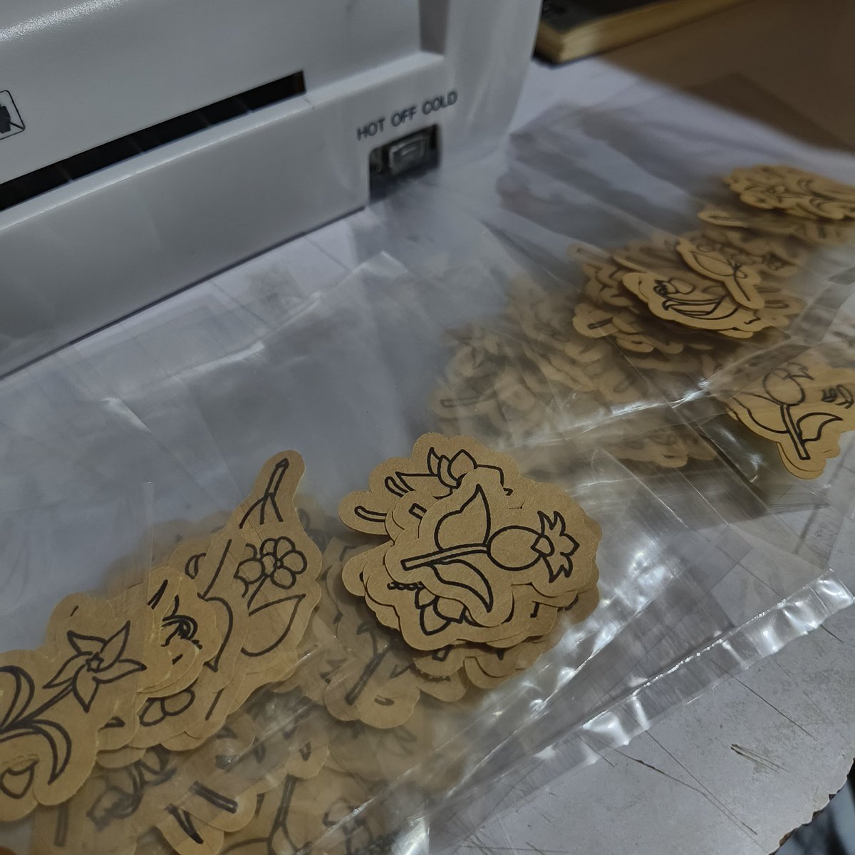 studiochiji's tweet photo. Making freebie sticker packs (⁠´⁠ε⁠｀⁠ ⁠) Thank you for 100 too :DD ! https://t.co/RqPlwikfIo