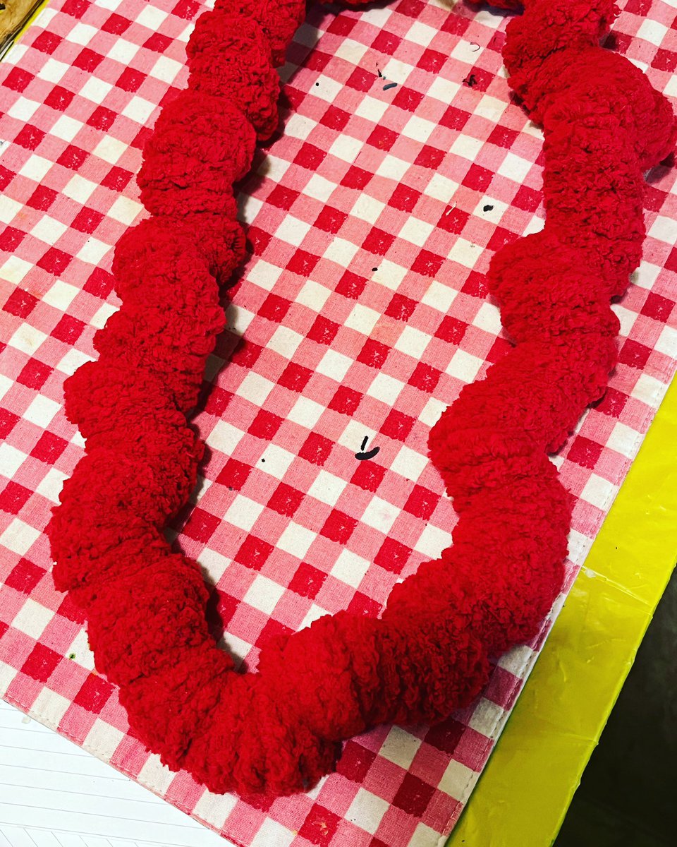 angelofsight808's tweet photo. Unexpected sale today!!! This is one of two leis sold #aersome #givelei #leisgorwveryocaasion https://t.co/m1J790Kyw5