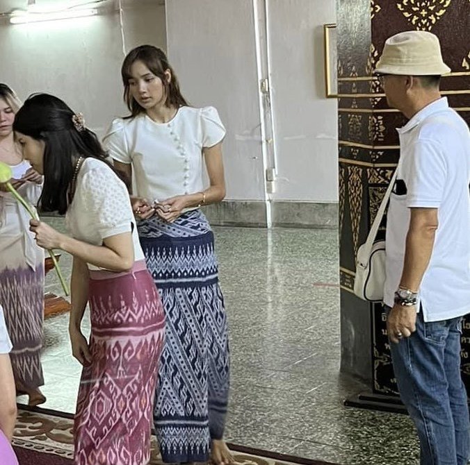 doxxj2's tweet photo. ลิซ่า =เรียนแต่งหน้า นั่งสมาธิ ดำน้ำ ปลูกปะการัง ทำอาหาร นวดสปา ปลูกป่า ดูดิสนีย์ออนไอซ์ แรลลี่ตีกอล์ฟ ล่องเรือส่องสัตว์ ช๊อปปิ้ง ดูงิ้ว ดูละครเวที ดูคอนเสิร์ต ดินเนอร์ ทำขนม จัดดอกไม้ เที่ยวตลาดน้ำ เรียนถ่ายรูป ดูกายกรรม ชมเมืองเก่า เข้าสัมมนา ทัวร์ธรรมมะ เรียนเต้นแล้วก็ร้องเพลง https://t.co/BDROmM66r7