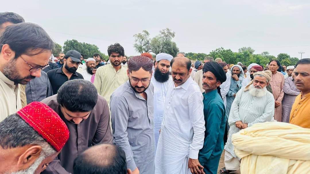 advshainshah's tweet photo. سابق صوبائی وزیر سید علی حیدر گیلانی کی حلقہ #PP212  یونین کونسل علمدی سورہ مد
حسن صدیقی کے بہنوئی مرحوم کےلیے فاتحہ خوانی کی اور مرحوم  کے بلند درجات کیلئے دعائے مغفرت کروائی
#HaiderGilani.
@ahaidergilani86 IA MPA❤ https://t.co/w3HeYRACdz