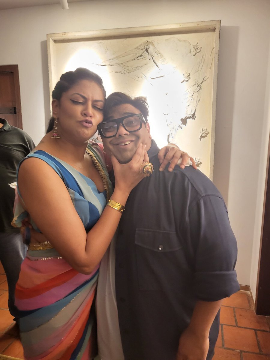 Iamkavitak's tweet photo. So much love in one day!!! Thank you Aamir Sir for being such a wonderful host and loving human🙏 thank you @GippyGrewal for everything ❤️ My buddy @kikusharda I miss u beyond words can express ... @KapilSharmaK9  your magic is pure like God's blessing 🙌 ✨️ https://t.co/iBq65FQxc8