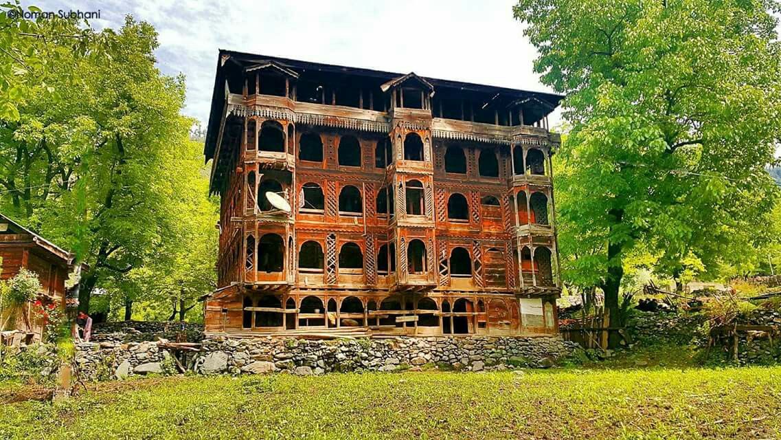 A five stories #WoodenHouse in the #LeepaKarnahValley valley A masterpiece of #Kashmiri architecture
