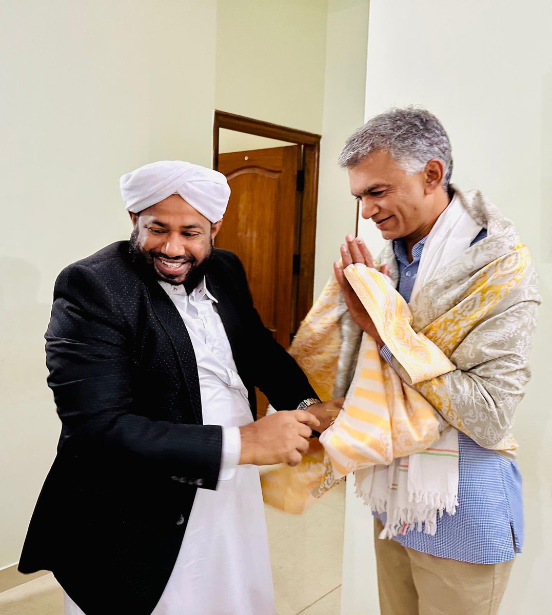 shafi_saadi's tweet photo. ನೂತನ ಕಂದಾಯ ಸಚಿವರಾದ ಸನ್ಮಾನ್ಯ ಶ್ರೀ ಕೃಷ್ಣ ಬೈರೇಗೌಡ ಅವರನ್ನು ಅವರ ನಿವಾಸದಲ್ಲಿ ಭೇಟಿ ಮಾಡಿ ಸನ್ಮಾನಿಸಿದೆ .ವಕ್ಫ್ ಭೂಮಿ ಮತ್ತು ಕಂದಾಯ ಭೂಮಿ ನಡುವಿನ ವ್ಯಾಜ್ಯಗಳು , ವಿಶೇಷವಾಗಿ ಬೆಳ್ಳಹಳ್ಳಿ ಮತ್ತು ಮೇಡಿ ಅಗ್ರಹಾರ ವಕ್ಫ್ ಸ್ವತ್ತುಗಳ ಬಗ್ಗೆ ವಿಸ್ತೃತವಾಗಿ ಚರ್ಚಿಸಿದೆವು.@krishnabgowda https://t.co/cJEqUcXiNW