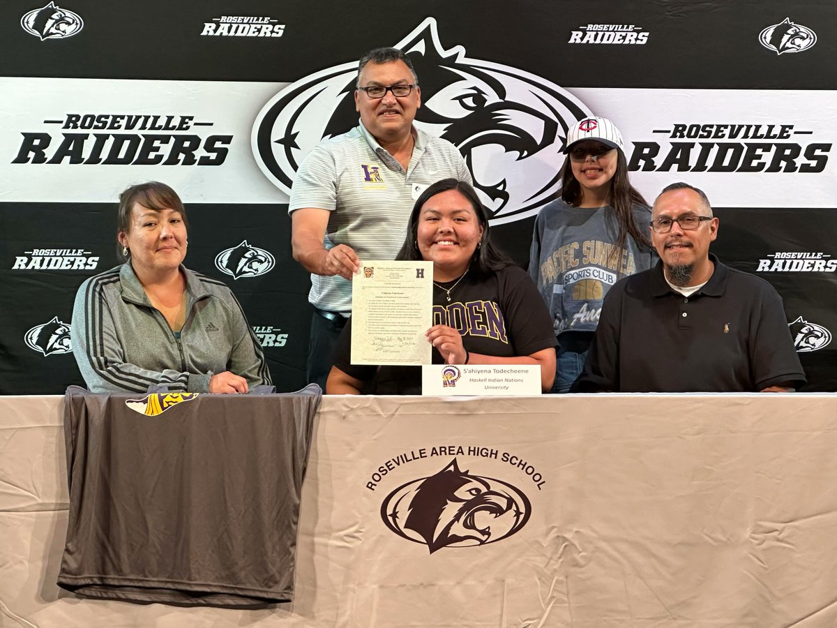 Shout out and congratulations to S’ahiyena Todecheene (Lakota/Dakota/Navajo) who signed her Letter of Intent to throw shoutput and discus at Haskell Indian Nations University in Lawrence, Kansas.
#NativePreps #Navajo #Lakota #Dakota