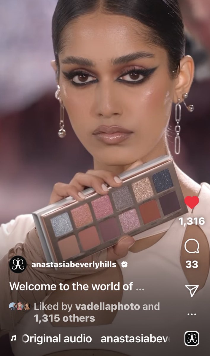 RichLux713's tweet image. Finally it’s here first looks at the new makeup pallet by @ABHcosmetics cosmos. The models and set design look clean, And sophisticated. What are your thoughts? #abh #anastasiabeverlyhills #cosmos