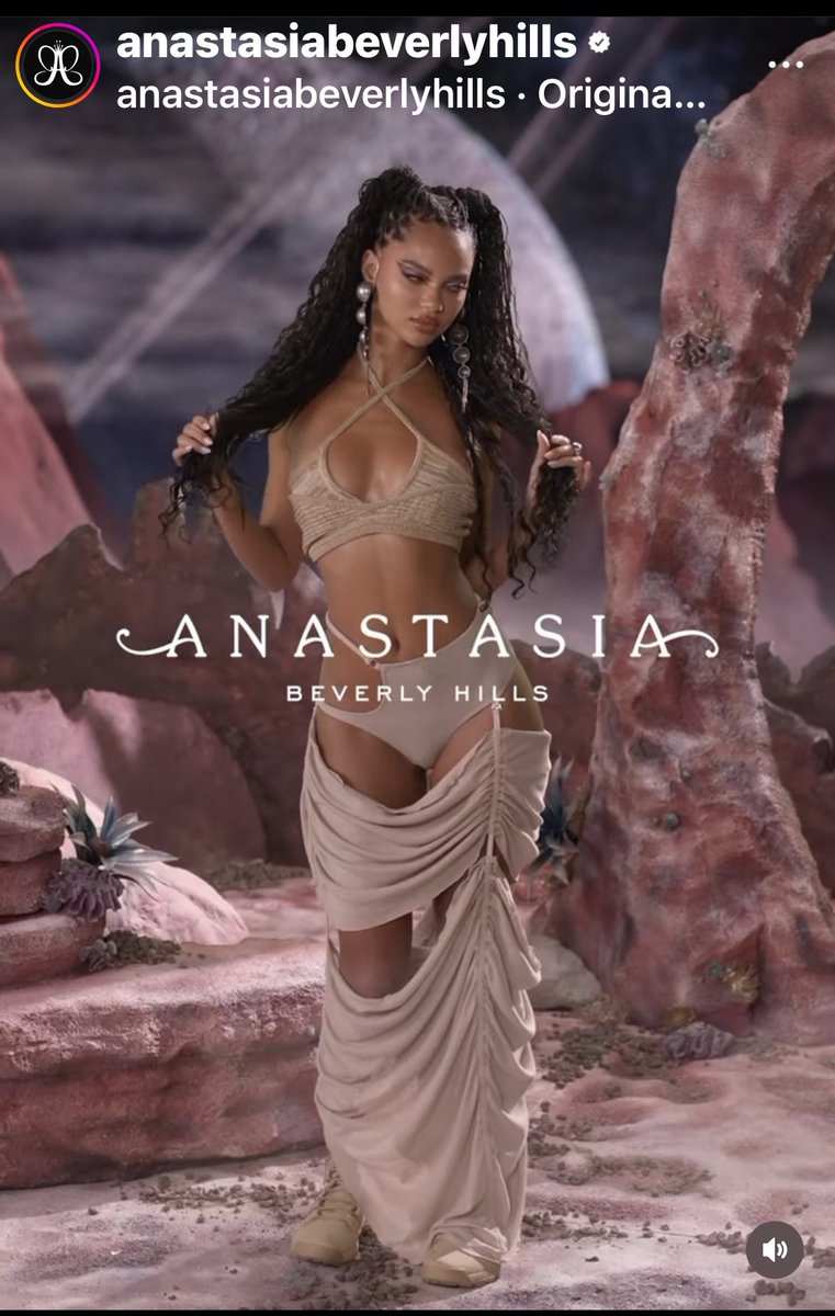 RichLux713's tweet image. Finally it’s here first looks at the new makeup pallet by @ABHcosmetics cosmos. The models and set design look clean, And sophisticated. What are your thoughts? #abh #anastasiabeverlyhills #cosmos