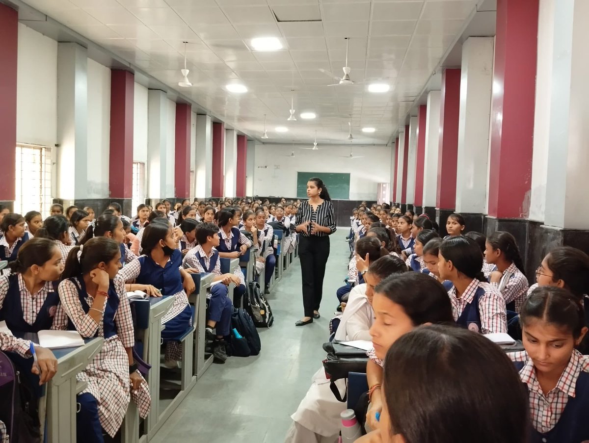 QutabgarhSkv's tweet photo. Amazing Session on English Speaking was conducted under @VidyanjaliDelhi @vidyanjali_edu in our school @QutabgarhSkv to make students aware about communication skills and achieve intellectual and overall development. @princypandit  @ankitaIAS @BaliRam14150546 https://t.co/Q7OVXWx56v