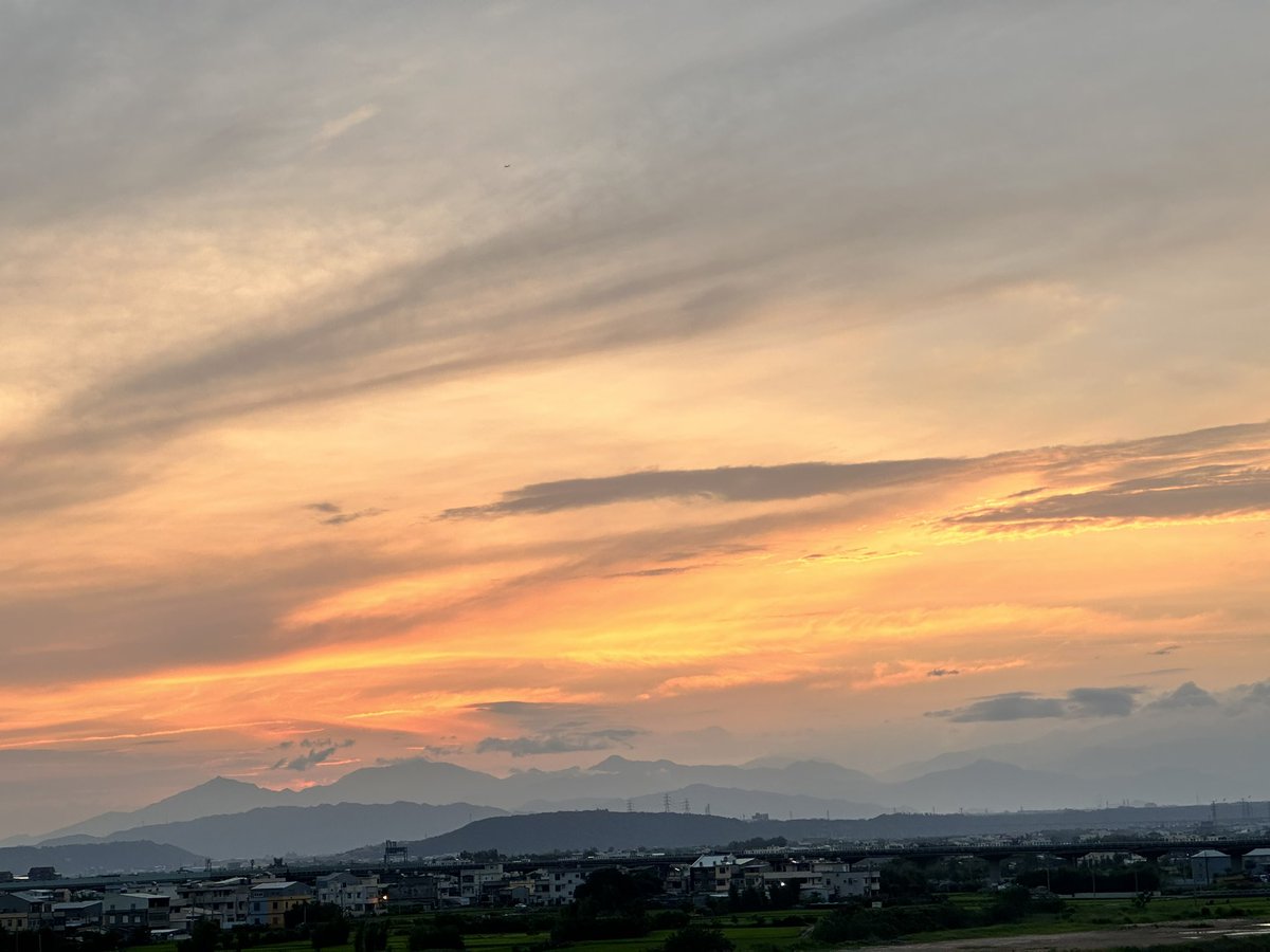 不是所有喜歡都是雙向的，我比任何人都喜歡你，可我卻不比任何人。
-
你遇見一個人犯了一個錯，你想彌補還清，到最後才發現根本無力回天。