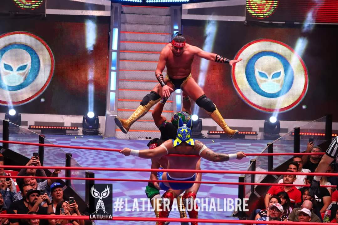 LaTijeraLucha's tweet photo. La lucha estelar es para la tercia ruda de #GranGuerrero, @Angeldeorocmll y #NieblaRoja al dar cuenta de #VoladorJr, #Valiente y @Esfinge_cmll;quienes a pesar de su espectacularidad cayeron ante el poder del #HermanitoChulo quien dejó mirando a las lámparas al #DepredadorDelAire. https://t.co/ma2O8qTiDC