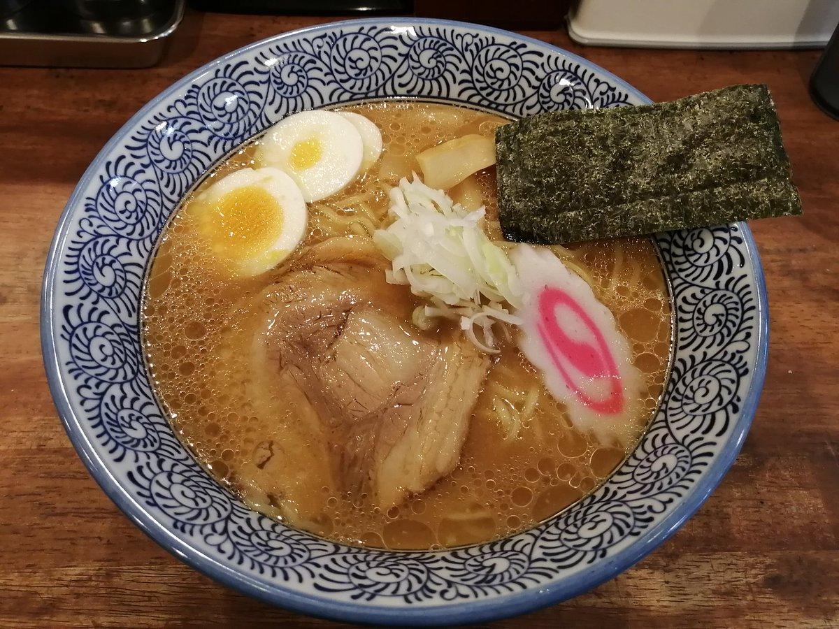 onilez's tweet photo. この頃のラーメンが高くなったとお嘆きの諸姉に。中野ブロードウェイ地下に「麺市場」という大成食品経営のお店があって。ラーメンや生パスタの麺を買えるのですがイートインもある。好きなラーメンスープを店頭で選んでラーメンにしてもらう。私は味噌スープを選んで500円。 https://t.co/vJ6sNk2jOQ