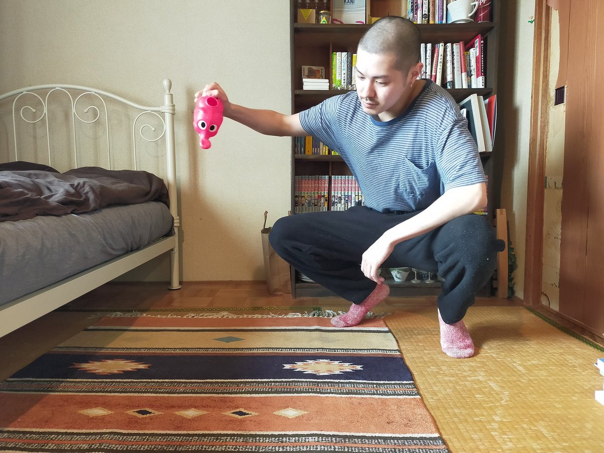 花に水をやる人の資料写真をセルフィーで撮るマンガ家。(甥っ子のお風呂用のおもちゃのジョウロ。) https://t.co/t6hcZqhd3Y