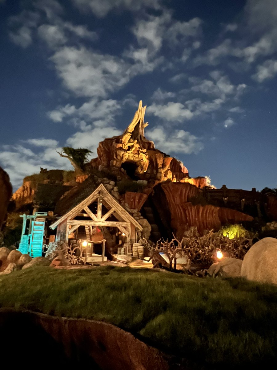 mars_vegas's tweet photo. #onelastsplash #disneyland2023 https://t.co/oumO7SgnJb
