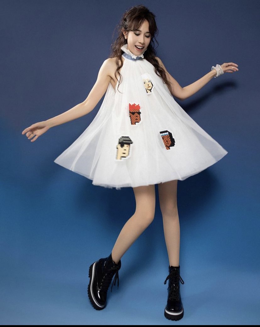 DBloxz's tweet photo. Karen Mok, the queen of Hong Kong pop was wearing CryptoPunks by @VivienneTam at a performance for more than 5.6M people

#NFTChina #NFTsChina #DigitalFashion #NFTFashion https://t.co/APhc4eRtCg