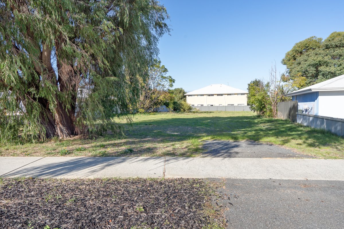 PerryMandurah's tweet photo. This prime 1,062m² vacant block awaits you, in the heart of Mandurah's thriving commercial and residential area. Zoned R100 "Mixed Use" lot, with convenient roadside parking bays and an impressive 20.12m frontage. For more info visit: or call Barry Mitting direct on 0414 475 607 https://t.co/zpkrd6sxWB