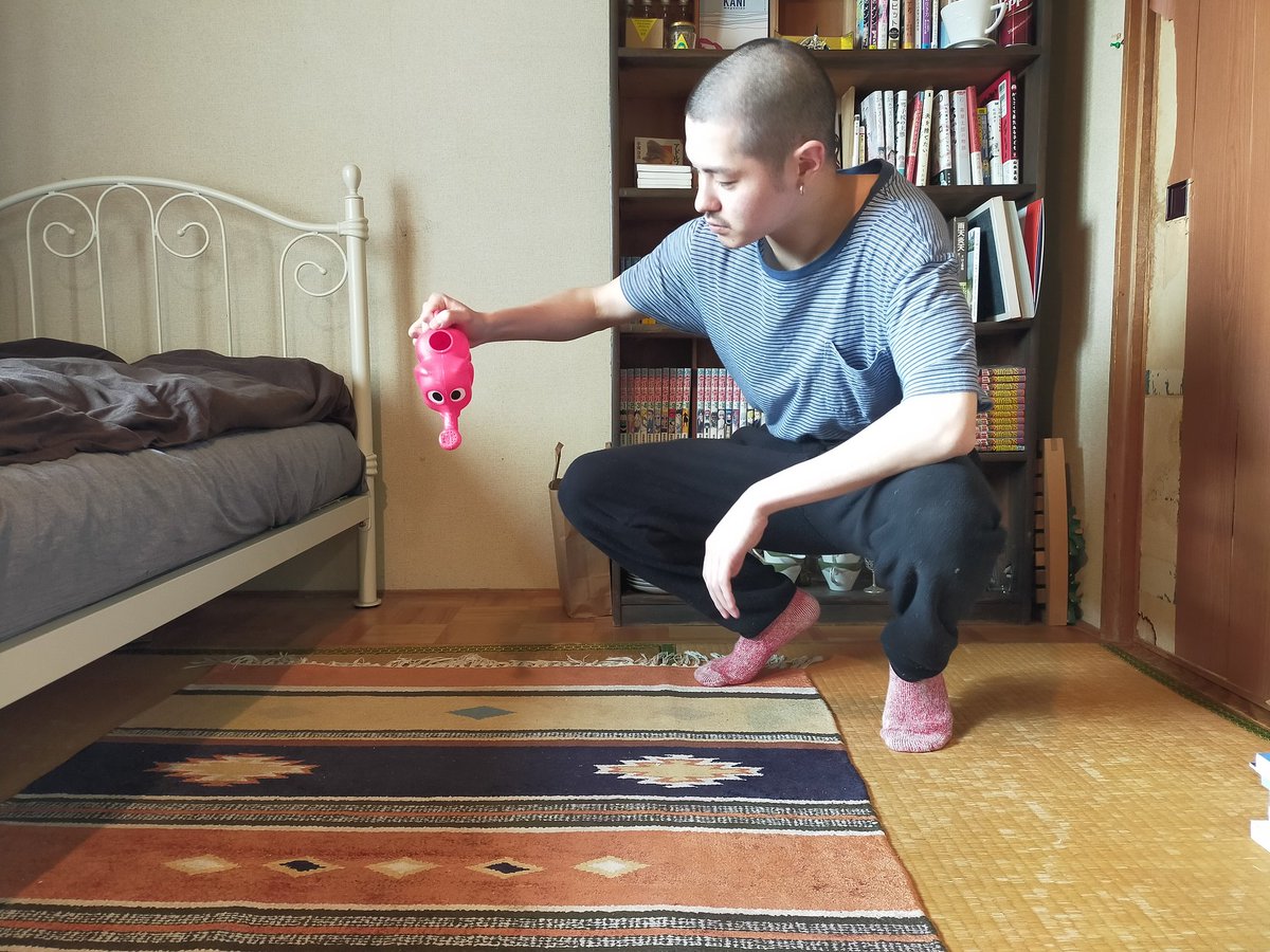 花に水をやる人の資料写真をセルフィーで撮るマンガ家。(甥っ子のお風呂用のおもちゃのジョウロ。) https://t.co/t6hcZqhd3Y