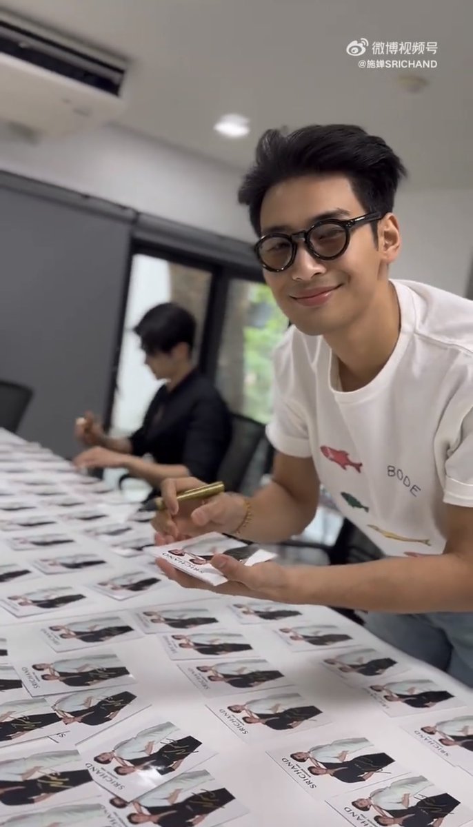 ApoNattawinofc's tweet photo. เตรียมความพร้อม ศุกร์นี้เจอกันในไลฟ์จาก SRICHAND จ้า 

@Nnattawin1 @srichand1948 
#Nnattawin #apocolleagues 
Weibo : 施婵SRICHAND update >> https://t.co/Tba5oPJWgD https://t.co/MhDiFLjvLH