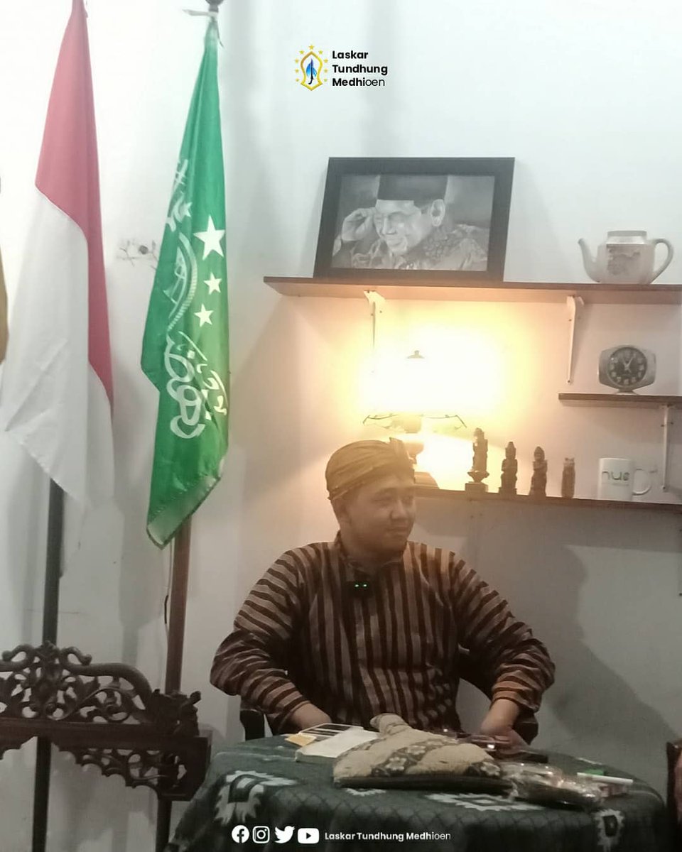 laskartundhung's tweet photo. Semalam kami
diundang @nukotamadiun podcast tentang edukasi Keris &amp; Pusaka pada generasi milenial. 

Tunggu tayangan nanti di kanal YouTube NUTV Kota Madiun setiap Malam Jum'at Legi. 

Semoga menambah wawasan bagi kita semua ttg karya otentik leluhur. 

#laskartundhungmedhioen https://t.co/z4dWoYtwMb